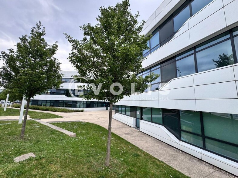 Office in CHAMPAGNE-AU-MONT-D'OR for lease - Building Photo - Image 2 of 10