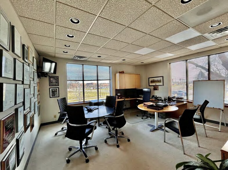 122 S County Farm Rd, Wheaton, IL for lease - Interior Photo - Image 2 of 7