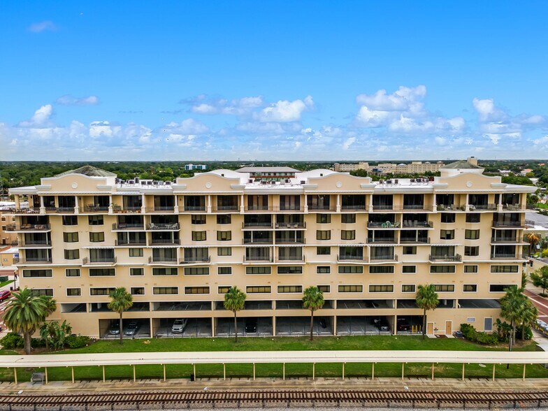 111 E Monument Ave, Kissimmee, FL à louer - Photo du bâtiment - Image 3 de 19