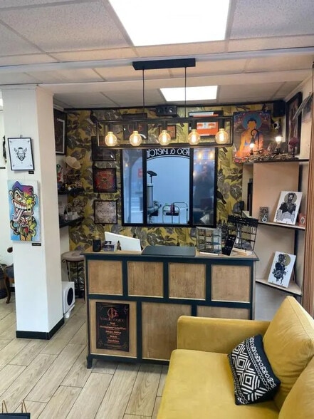 Retail in Lyon for lease - Interior Photo - Image 2 of 4