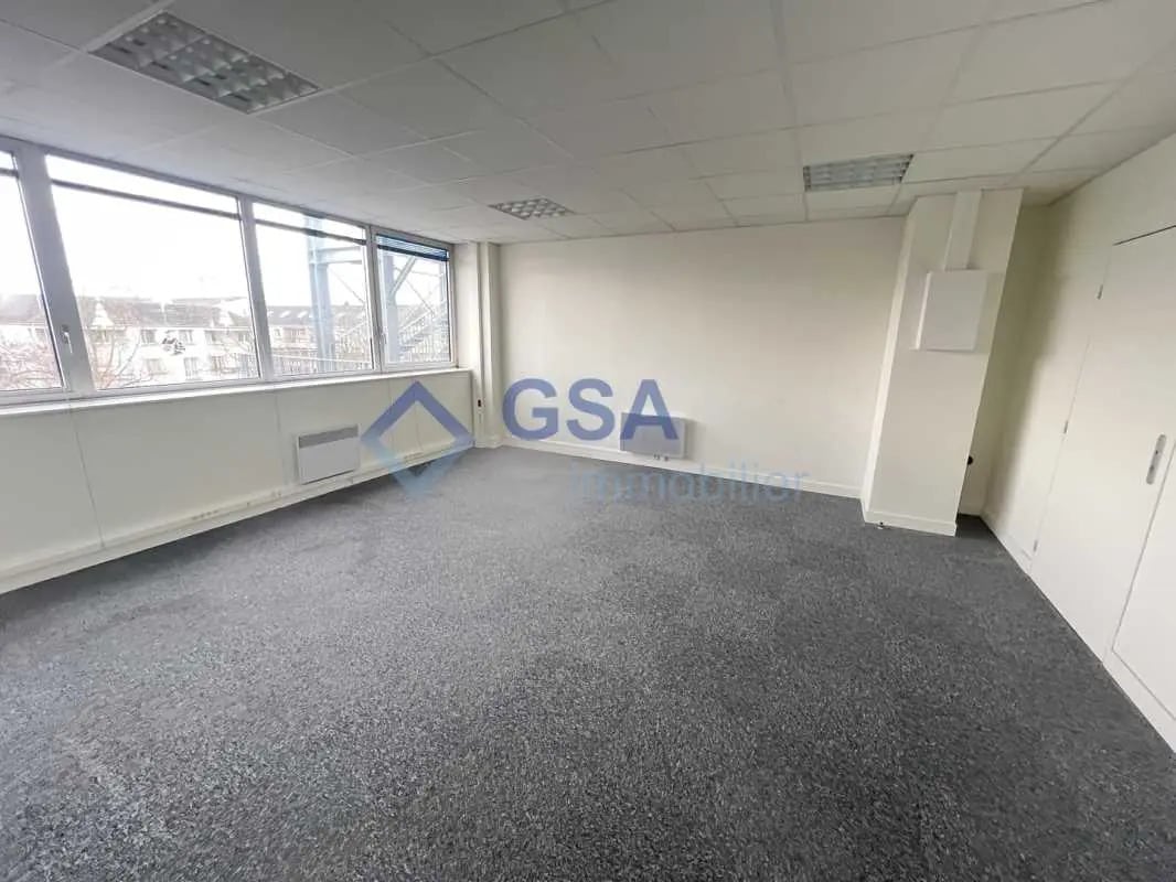 Office in Évry-Courcouronnes for lease Interior Photo- Image 1 of 6