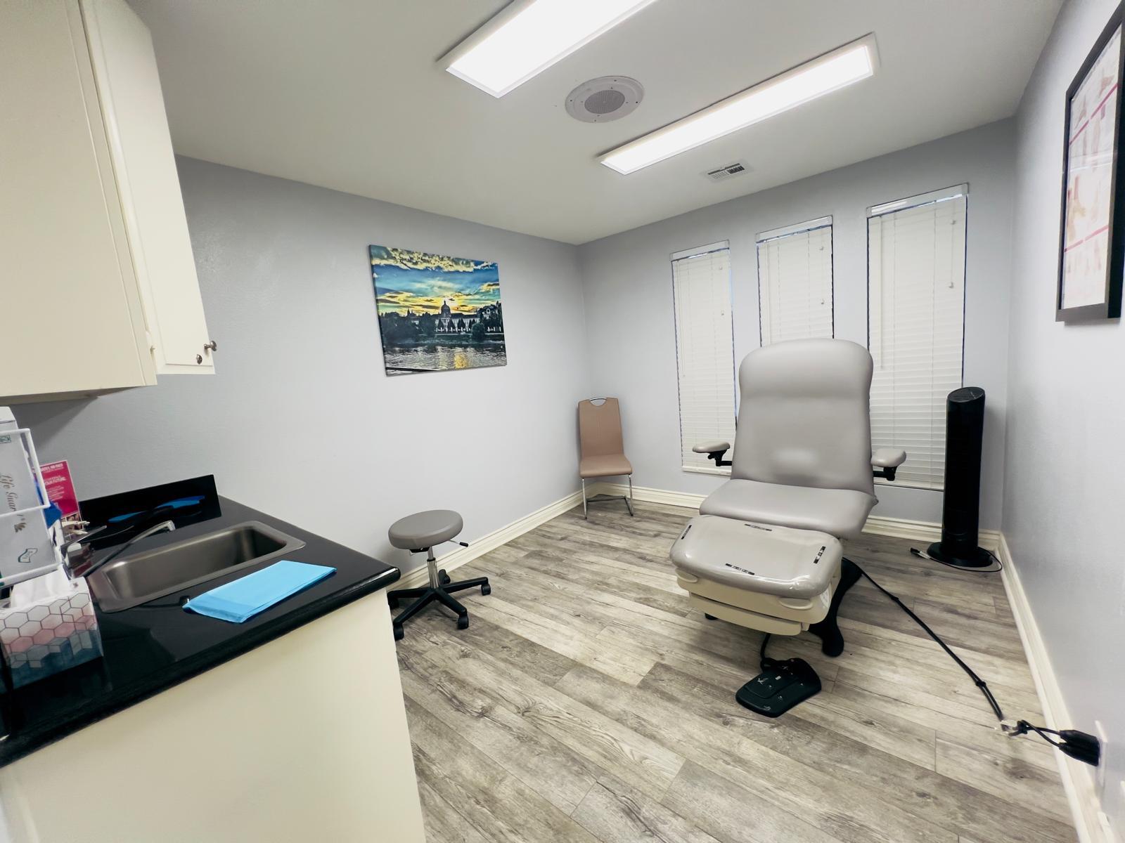 867 W Lancaster Blvd, Lancaster, CA for lease Interior Photo- Image 1 of 20