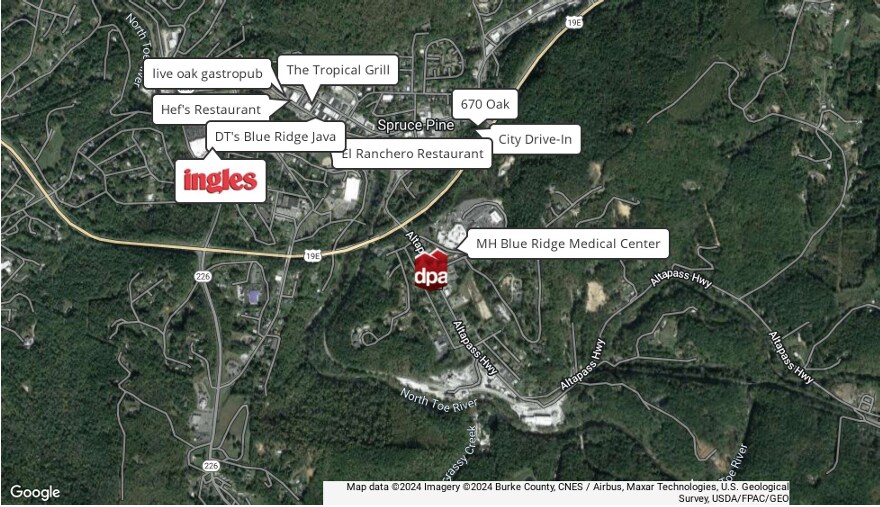 496 Altapass Hwy, Spruce Pine, NC à louer - Photo du bâtiment - Image 3 de 4