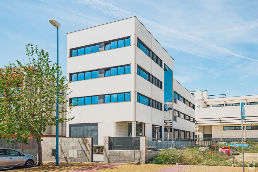 Avenida de Juan Caramuel, 7, Leganés, Madrid à vendre - Photo du bâtiment - Image 2 de 10