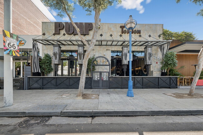 Plus de détails pour 8928-8930 Santa Monica Blvd, West Hollywood, CA - Commerce de détail à louer