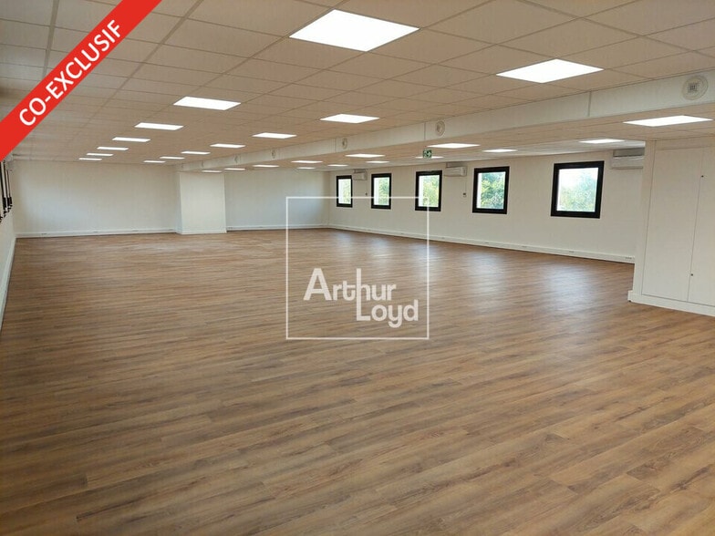 Office in Lieusaint for lease - Interior Photo - Image 1 of 7