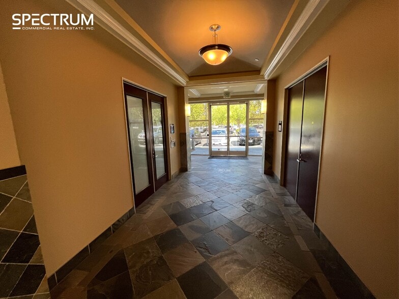 27451 Tourney Rd, Valencia, CA à louer - Photo du bâtiment - Image 2 de 11