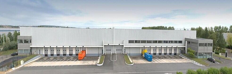 Industrial in Compans for lease - Building Photo - Image 2 of 12