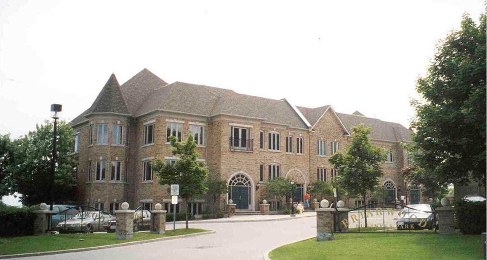 410-420 N Service Rd E, Oakville, ON à vendre - Photo du bâtiment - Image 3 de 13