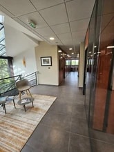 Bureau dans Solliès-Ville à louer Photo intérieure- Image 2 de 2