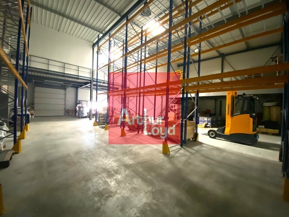 Flex in Servon for lease Interior Photo- Image 1 of 6