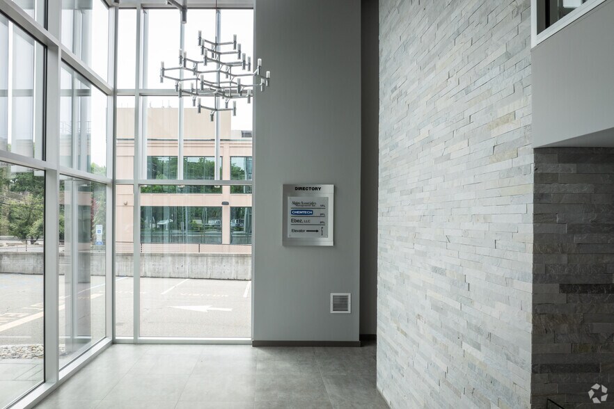 574 Sylvan Ave, Englewood Cliffs, NJ for lease - Lobby - Image 2 of 11