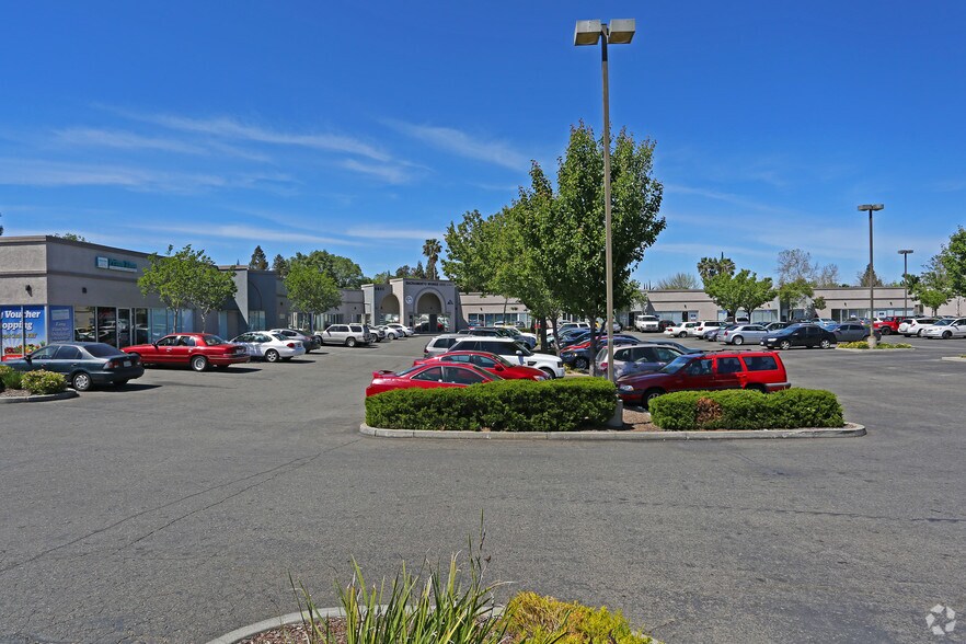 5655-5675 Hillsdale Blvd, Sacramento, CA à louer - Photo du bâtiment - Image 3 de 4