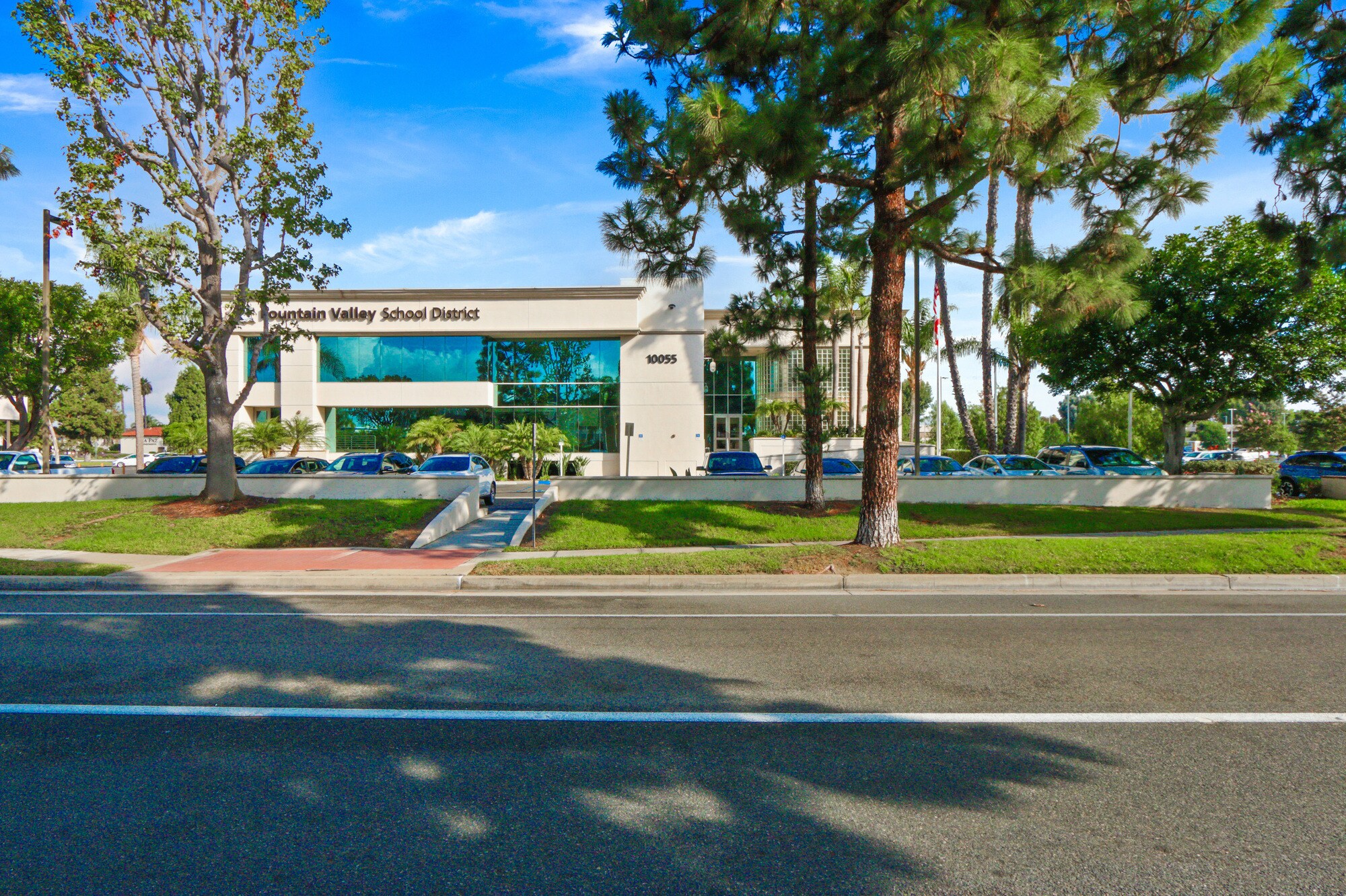10055 Slater Ave, Fountain Valley, CA à louer Photo du bâtiment- Image 1 de 8
