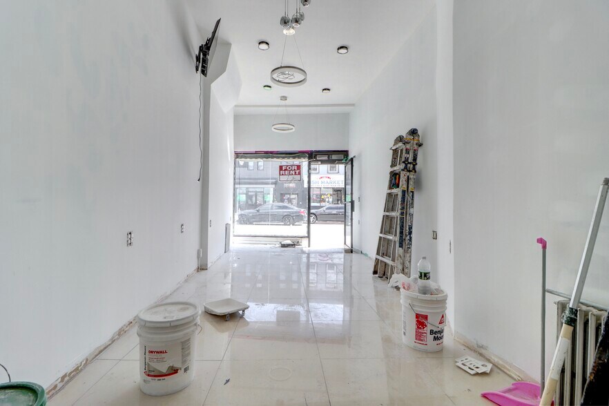 6903 Myrtle Ave, Ridgewood, NY à louer - Photo intérieure - Image 2 de 5