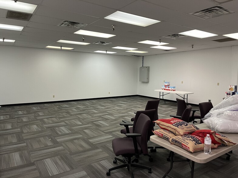 711 E Lincoln Way, Ames, IA à louer - Photo intérieure - Image 3 de 4