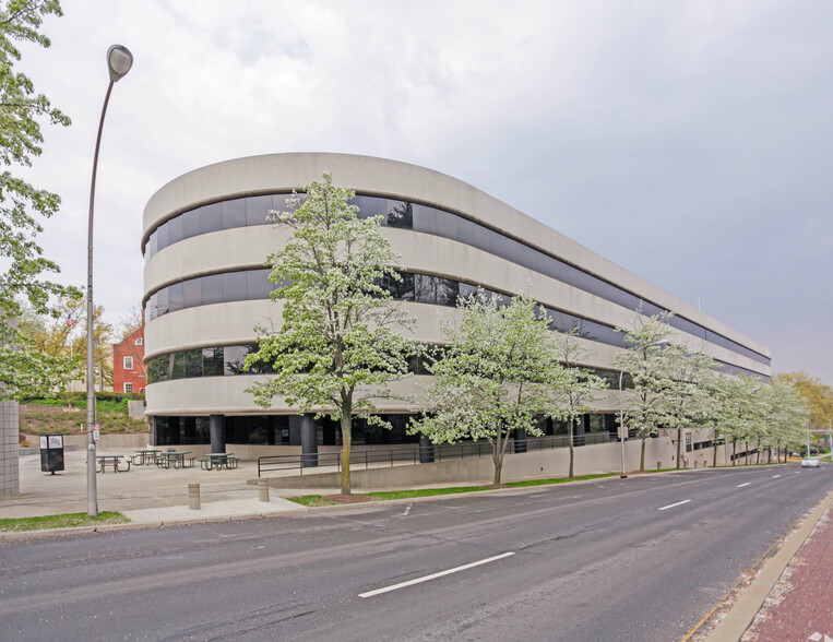 222 Bloomingdale Rd, White Plains, NY à louer - Photo du bâtiment - Image 1 de 1