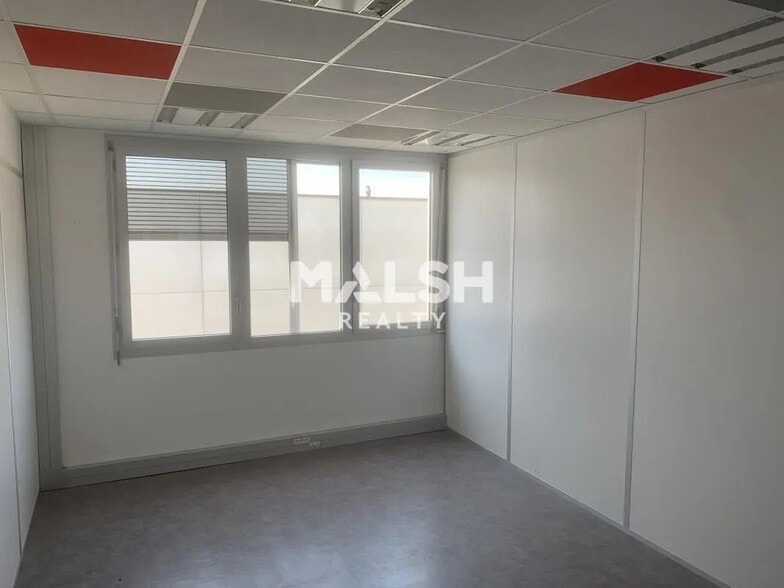 Office in Chassieu for lease - Building Photo - Image 3 of 12