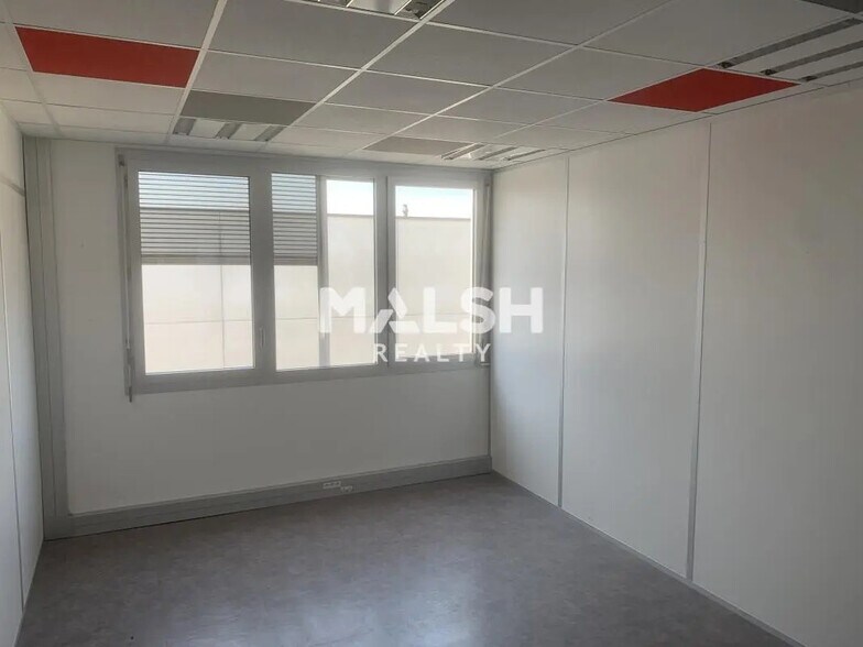 Bureau dans Chassieu à louer - Photo du bâtiment - Image 3 de 12