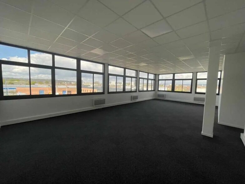 Office in Le Petit-Quevilly for lease - Interior Photo - Image 2 of 9