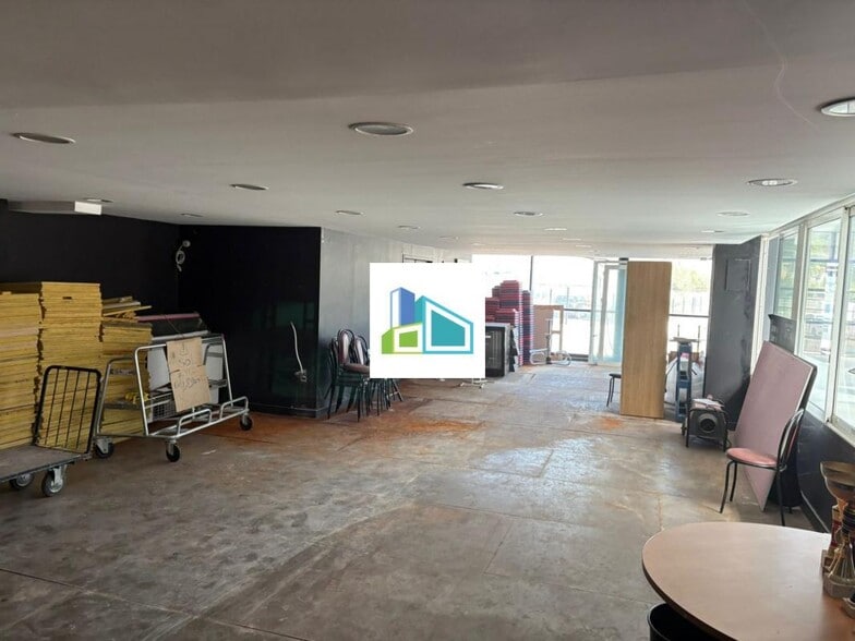 Retail in La Garde for lease - Interior Photo - Image 3 of 9