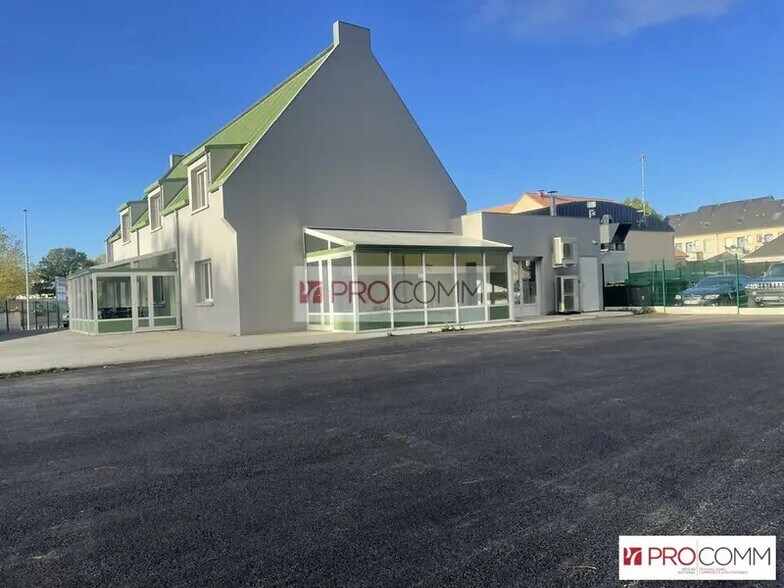 Retail in Luisant for lease - Building Photo - Image 2 of 13
