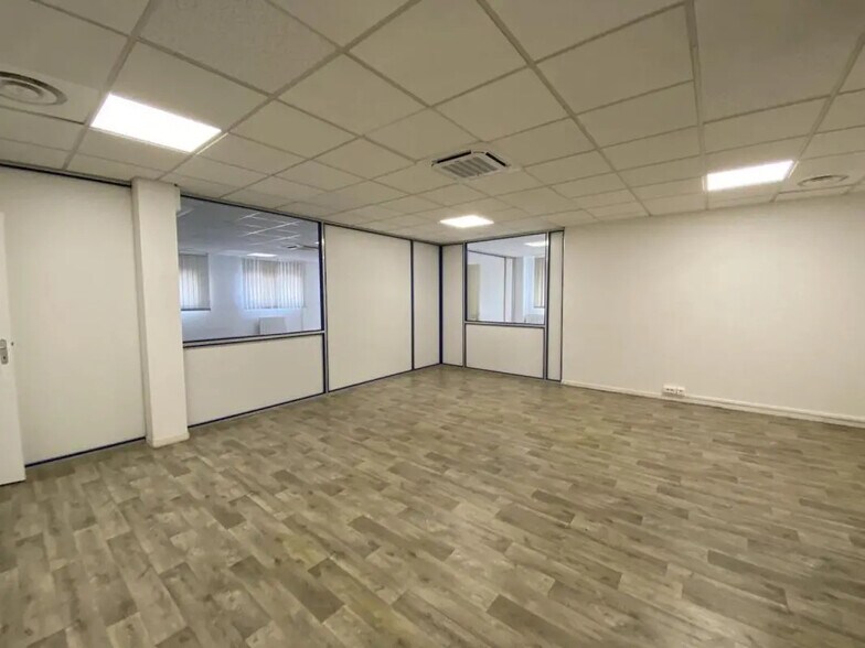 Flex in Le Petit-Quevilly for lease - Interior Photo - Image 2 of 4