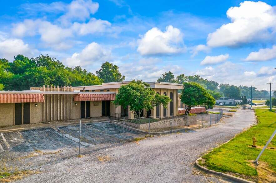 2705-2745 E Skelly Dr, Tulsa, OK à vendre - Photo du bâtiment - Image 3 de 11