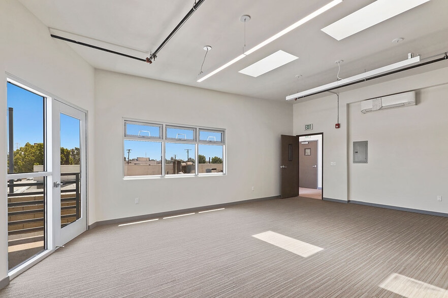 3019 W Beverly Blvd, Montebello, CA for lease - Interior Photo - Image 2 of 13