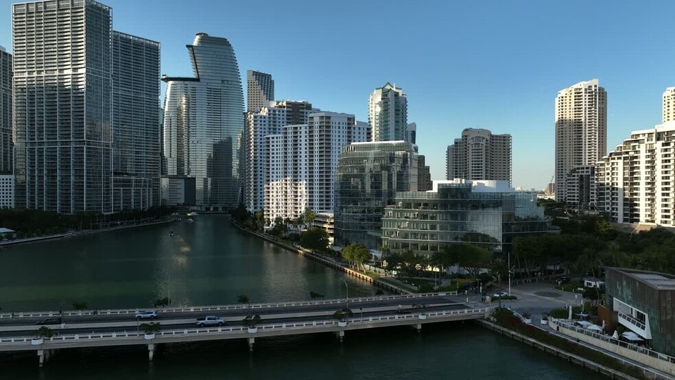 501 Brickell Key Dr, Miami, FL à louer - Vidéo sur l’inscription commerciale - Image 2 de 9
