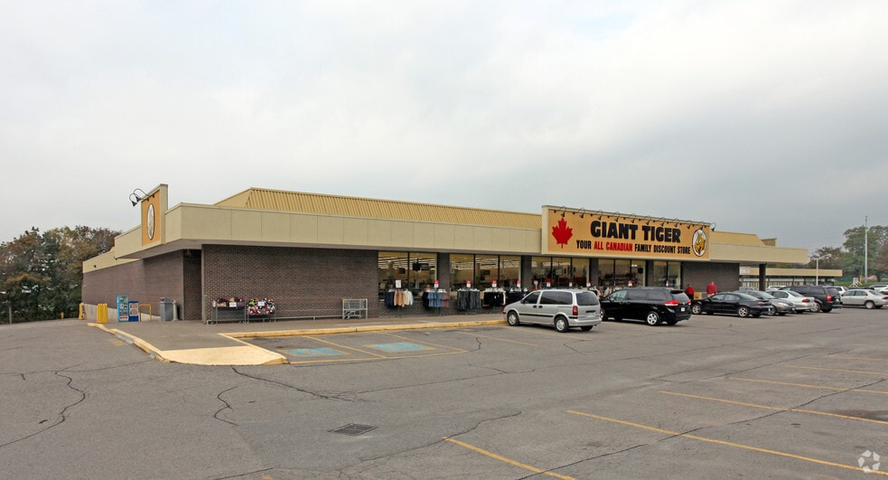 601 Dundas St W, Whitby, ON for lease - Building Photo - Image 3 of 6