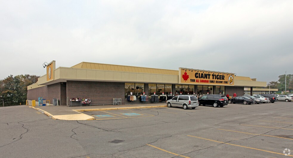 601 Dundas St W, Whitby, ON à louer - Photo du bâtiment - Image 3 de 6