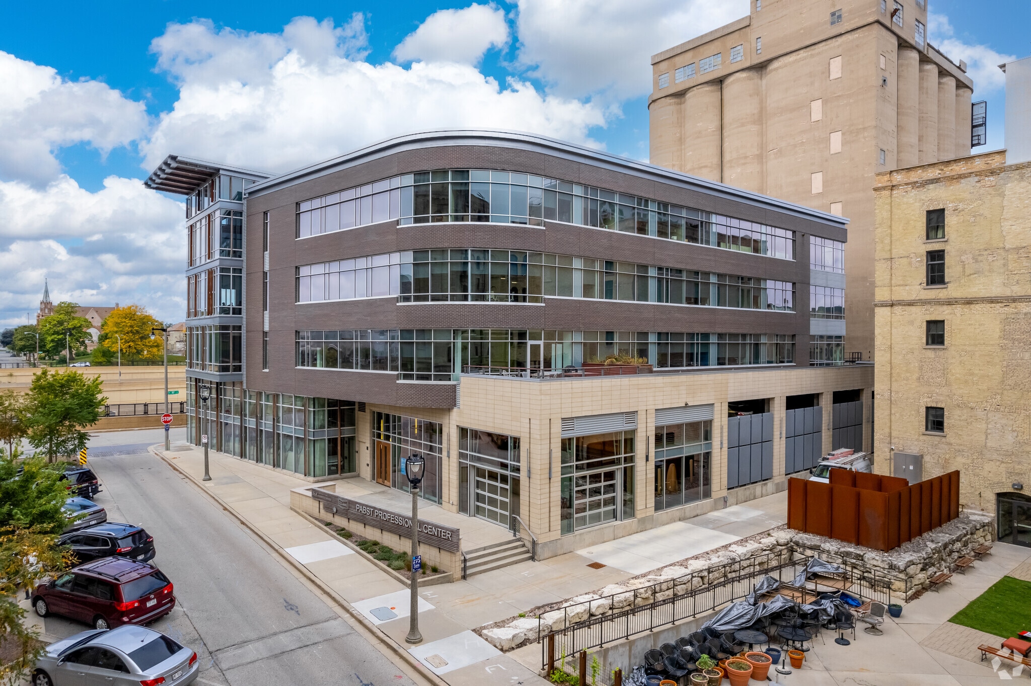 1036 W Juneau Ave, Milwaukee, WI à louer Photo du bâtiment- Image 1 de 11