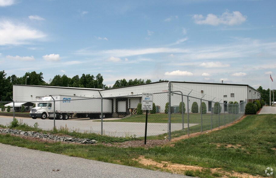 113 Sunrise Center Dr, Thomasville, NC à louer - Photo du bâtiment - Image 3 de 5