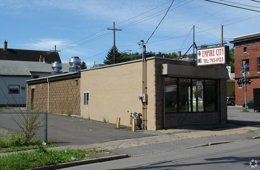 913 Court St, Utica, NY à vendre - Photo principale - Image 1 de 7