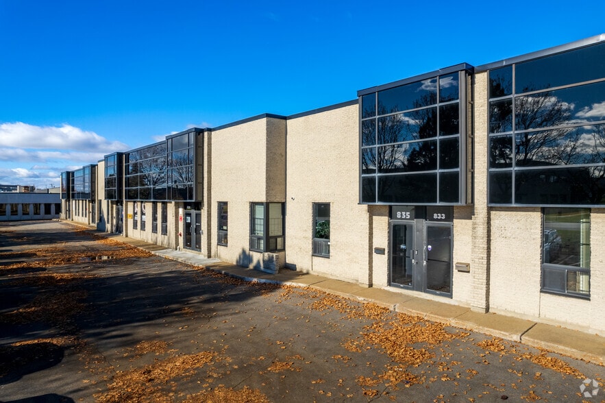 825-851 Rue McCaffrey, Montréal, QC for lease - Building Photo - Image 3 of 4