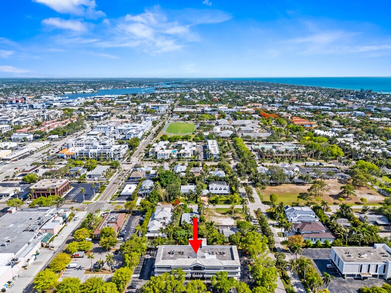 700 2nd Ave N, Naples, FL à louer - Aérien - Image 3 de 13