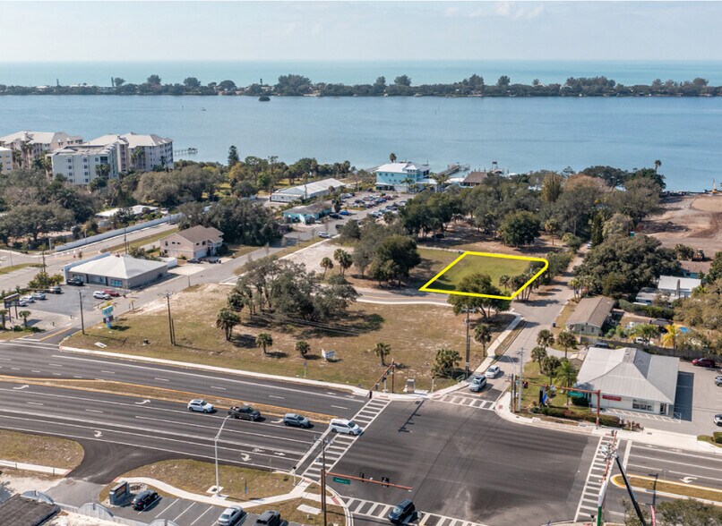 135 Bayview Dr, Osprey, FL à vendre - Photo du bâtiment - Image 3 de 10