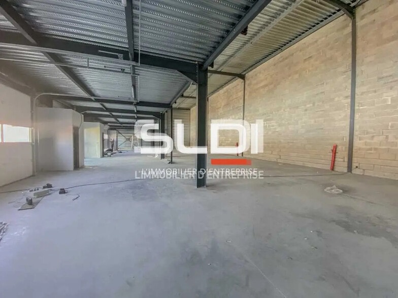 Flex in Mions for lease - Interior Photo - Image 3 of 13