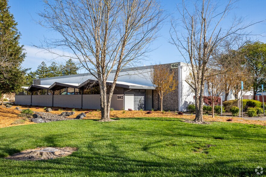 1042 Hopper Ave, Santa Rosa, CA à louer - Photo du bâtiment - Image 3 de 3
