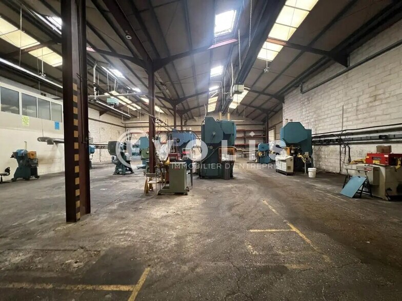 Flex in Vaujours for sale - Building Photo - Image 1 of 7