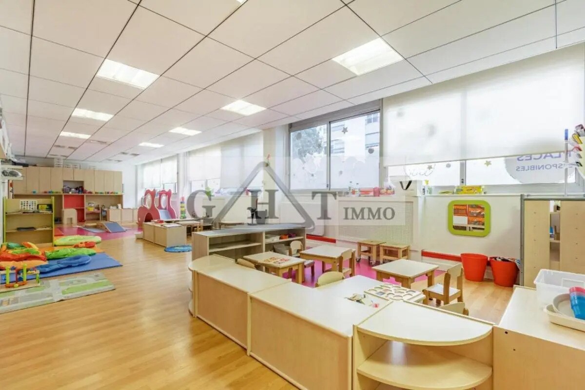 Retail in Vincennes for lease Interior Photo- Image 1 of 6