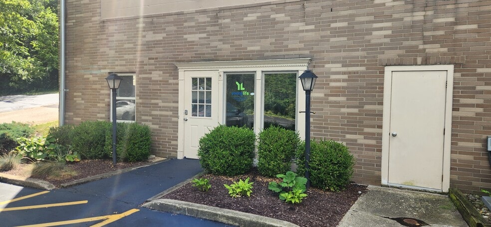 27070 Detroit Rd, Westlake, OH for lease - Building Photo - Image 3 of 11