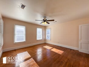 821 N Locust St, Denton, TX à louer Photo intérieure- Image 2 de 6