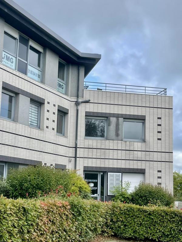 Office in Magny-le-Hongre for lease Building Photo- Image 1 of 7