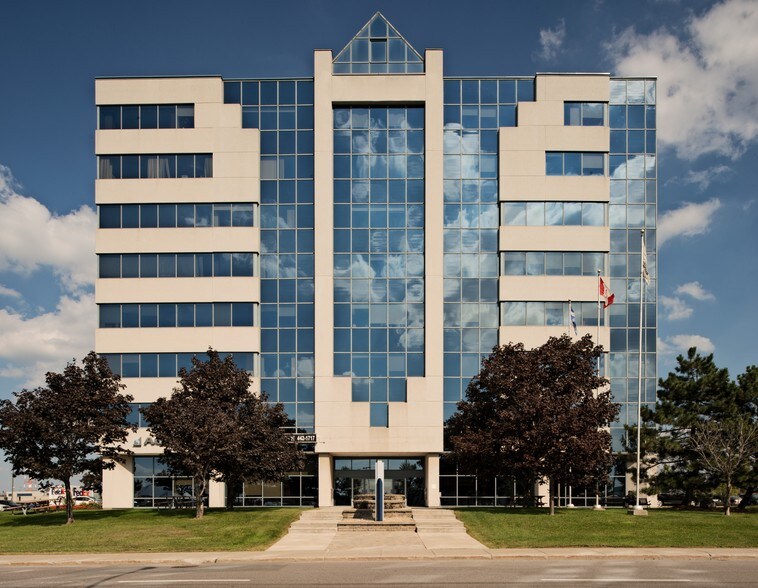 101 Boul Roland-Therrien, Longueuil, QC à louer - Photo du bâtiment - Image 3 de 12
