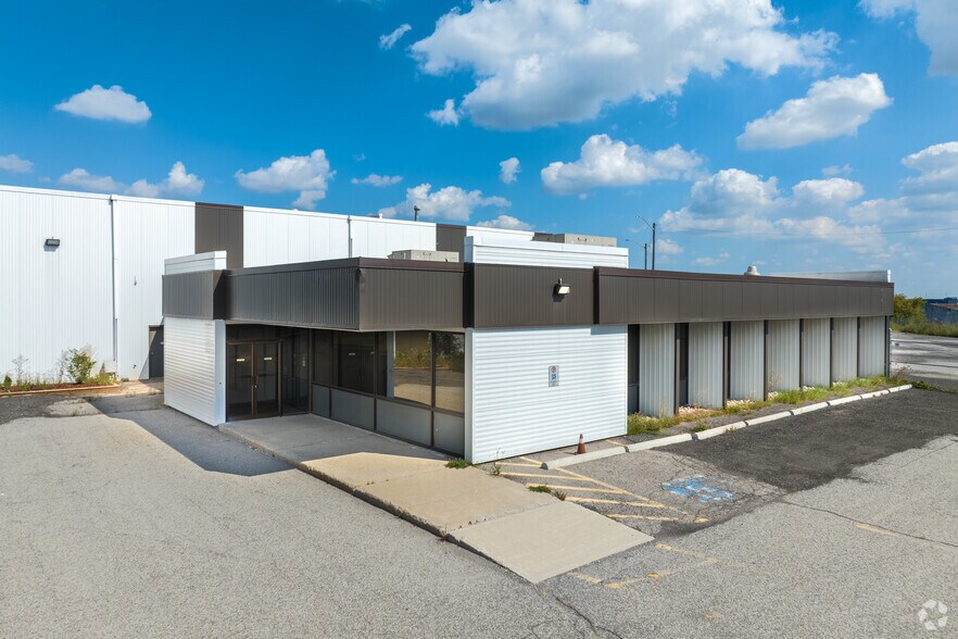 15 West Dr, Brampton, ON à vendre - Photo du bâtiment - Image 1 de 1