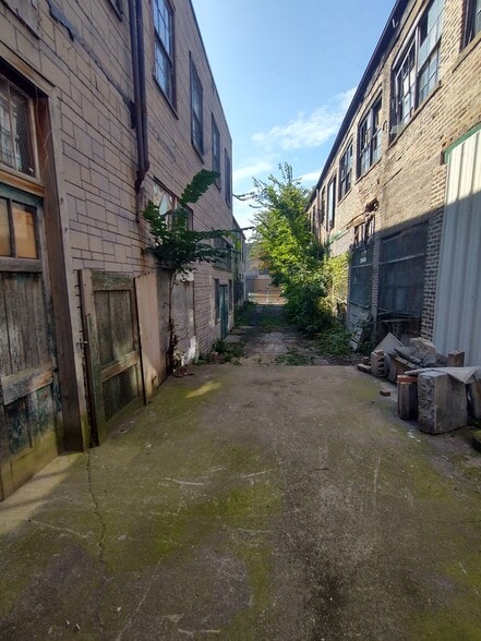 2251 Troy St, Chicago, IL for sale - Building Photo - Image 3 of 13