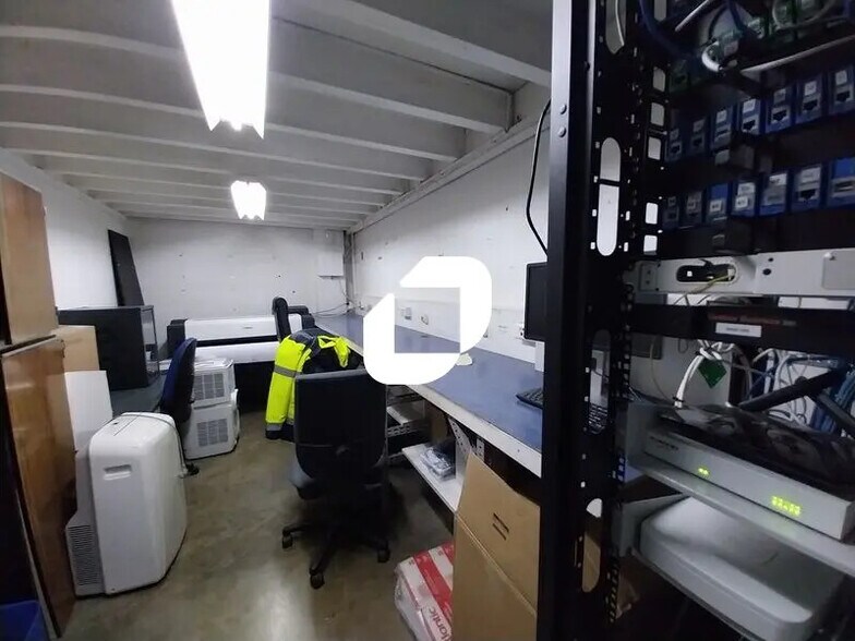 Office in Le Haillan for lease - Interior Photo - Image 3 of 12