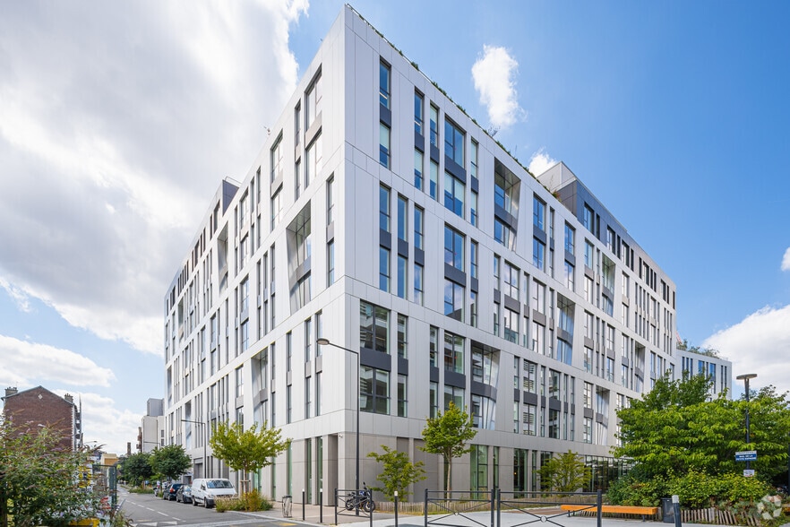 Retail in Saint-Denis for lease - Building Photo - Image 2 of 4